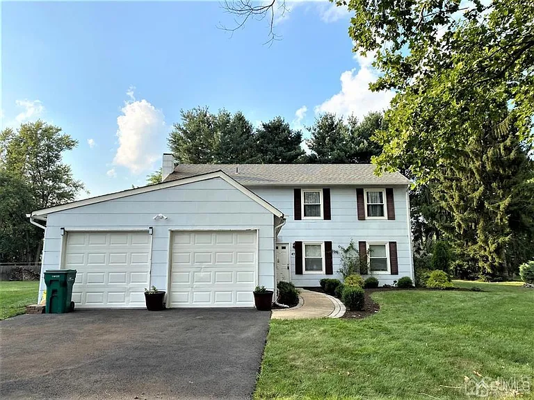 47 Linden Ln — Photo 2
