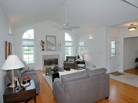 3rd image of 805 Cherry Hill Dr