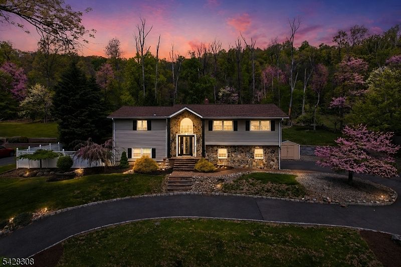1st image of 13 Forest Ln