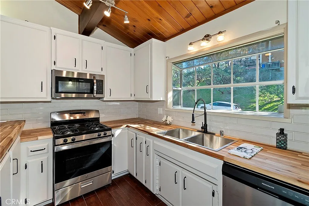 4 bed, 1900 sqft, $2,000 — Photo 4