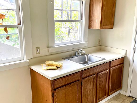 5th image of 208 Gilbert Ave