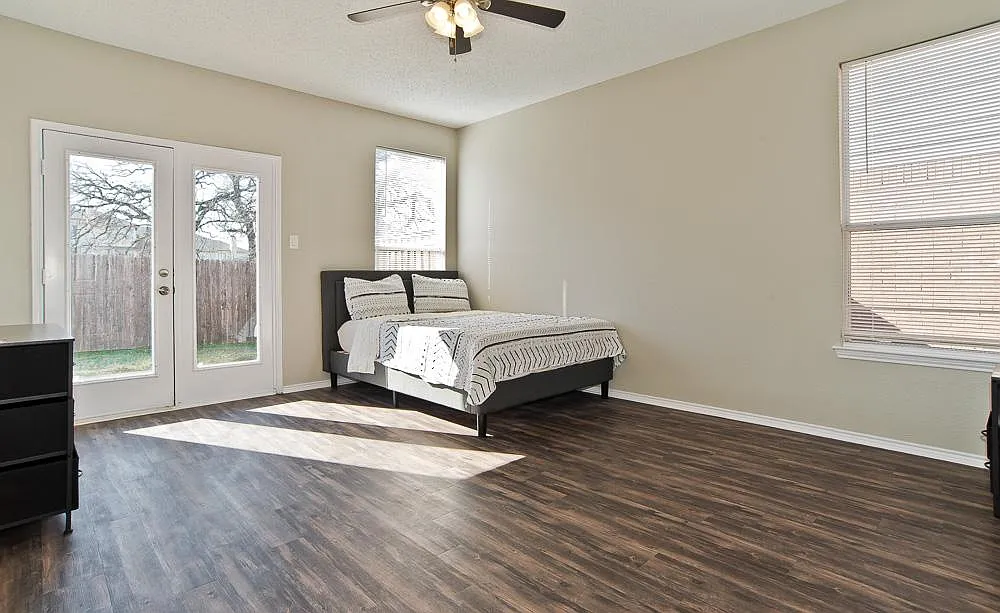 4 bed, 2.5 bath, 3300 sqft, $845 — Photo 1