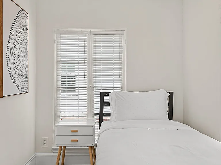1738 S Kelton Ave — Photo 23