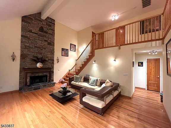 4th image of 26 Crystal Rock Rd