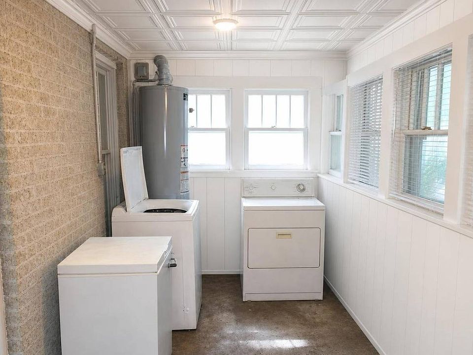 10th image of 104 Noxon St