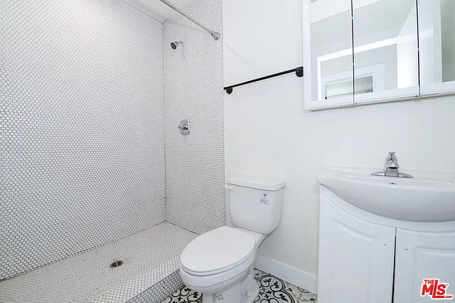 524 W 82nd St — Photo 3