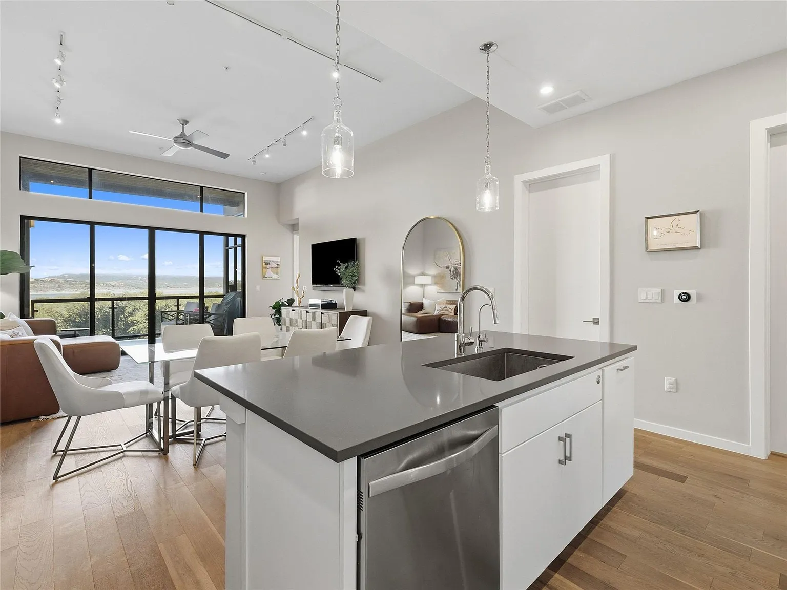 3 bed, 2.0 bath, 1379 sqft, $3,200 — Photo 4