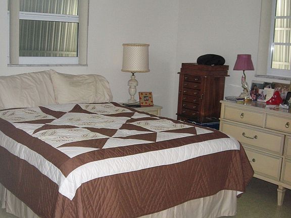 Masterbed w-walk in closet