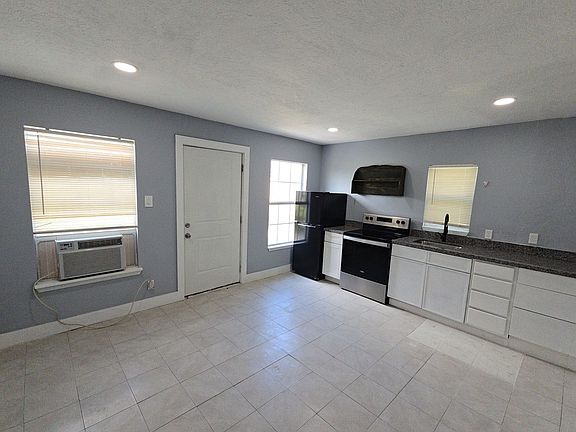 3rd image of 9010 Linda Vista Rd #D