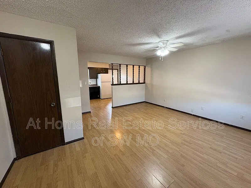 2 bed, 1.0 bath, 900 sqft, $950 — Photo 2