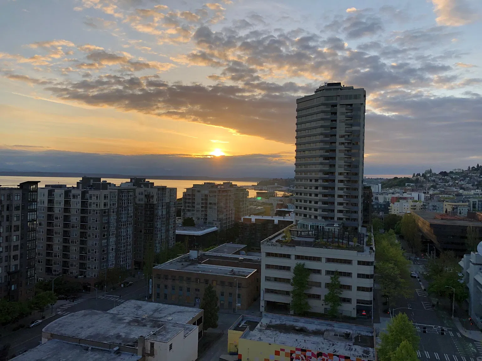 2 bed, 1.5 bath, 985 sqft, $3,200 — Photo 1