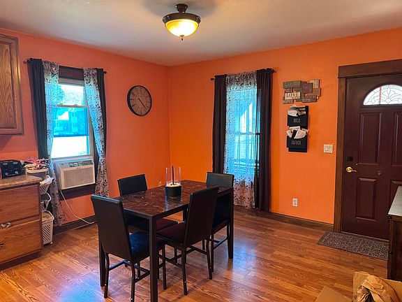 4th image of 208 E Calumet St