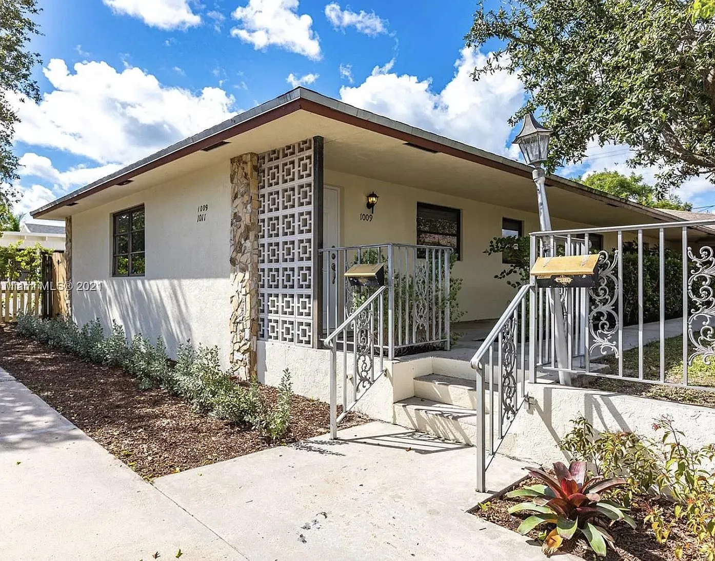 2 bed, 1077 sqft, $2,600 — Photo 1