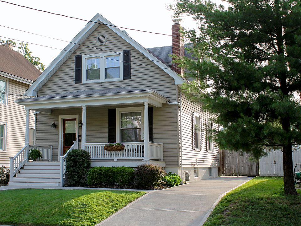 Front with driveway