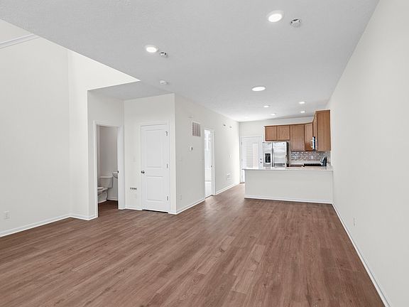 4th image of 13057 Carolina St