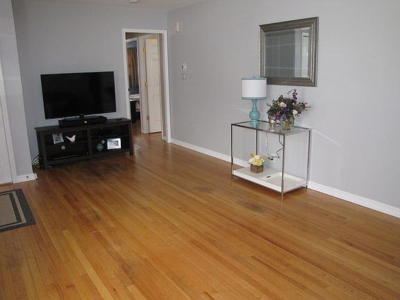 4th image of 904 N Krings Ln