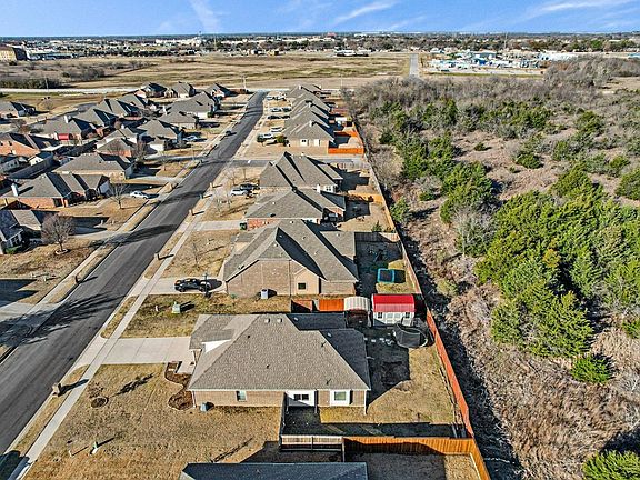 4th image of 1102 Colony Dr