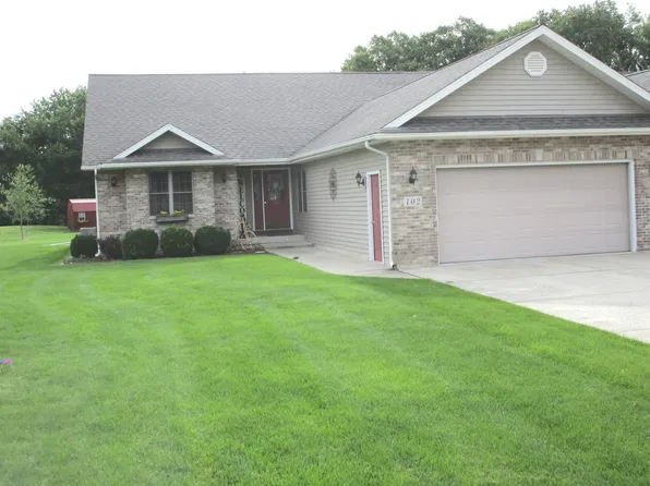 102 Golfview Ct, Sandwich, IL 60548