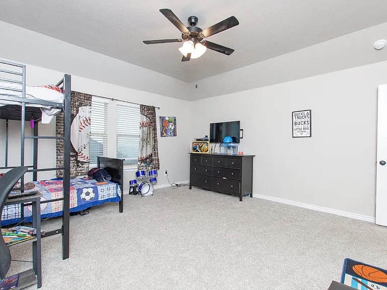 1756 Meadow Crest Dr — Photo 14
