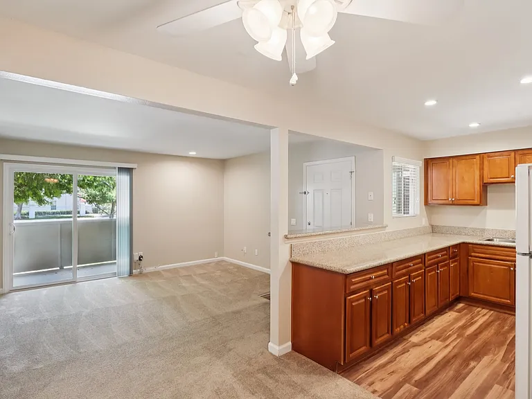1 Bedroom 1 Bathroom (725 sqft.)

Living Area/Kitchen