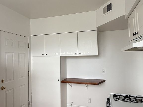 4th image of 3052 W Berteau Ave #3B