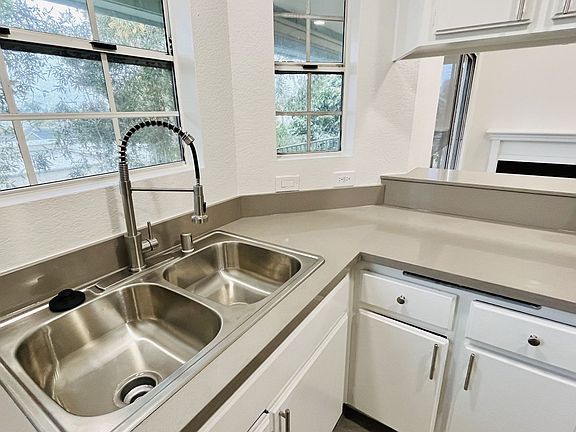 3rd image of 1352 N Molino Ave #301