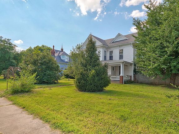3rd image of 925 W Walnut Street