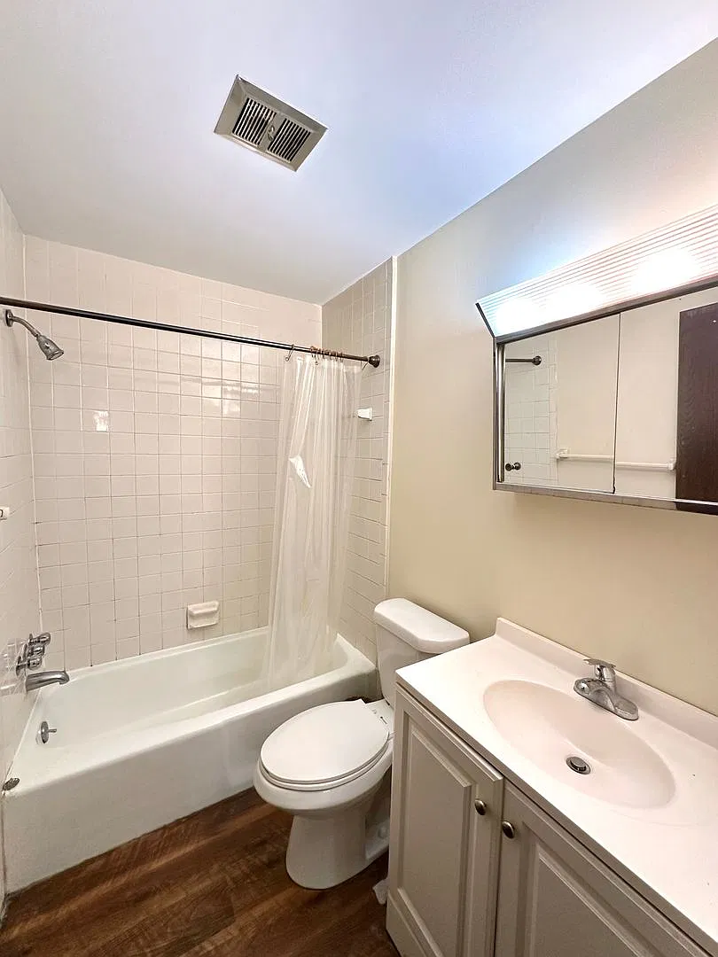 Regis Apartments — Photo 3