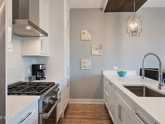 5th image of 2712 W Montrose Ave #3E
