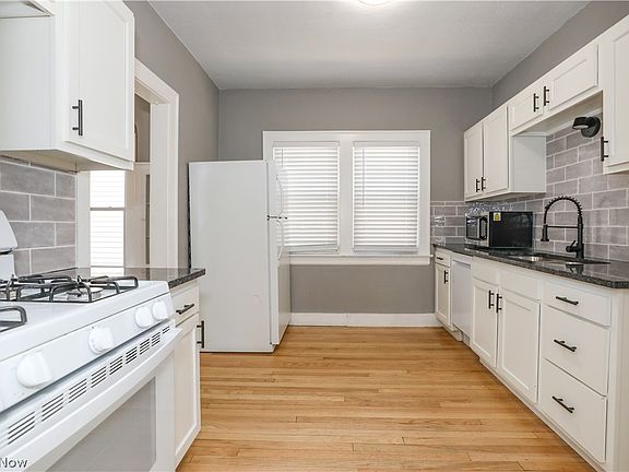 3rd image of 2075 Lewis Dr