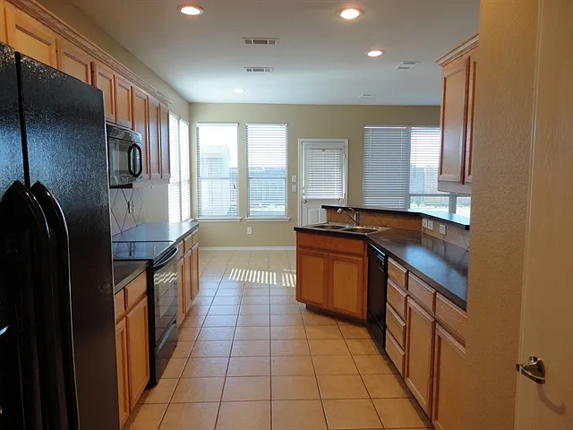 4 bed, 2.5 bath, 2240 sqft, $2,465 — Photo 2