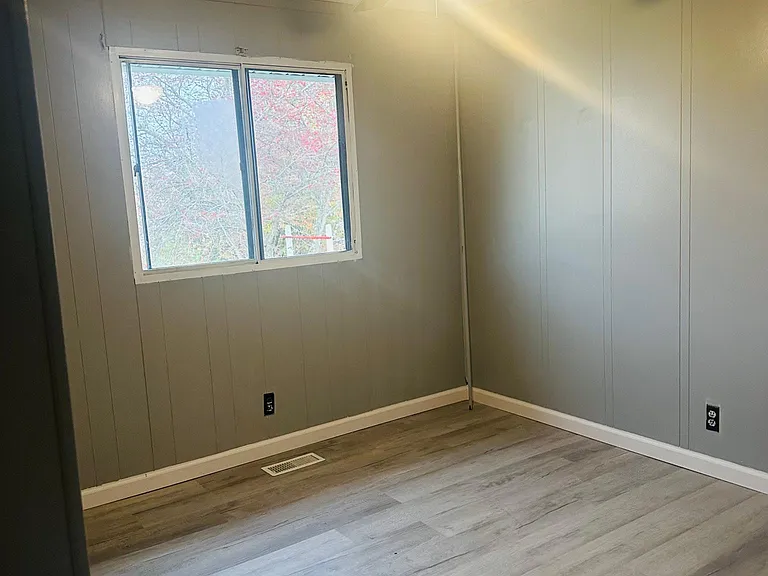204 Phillips St — Photo 17