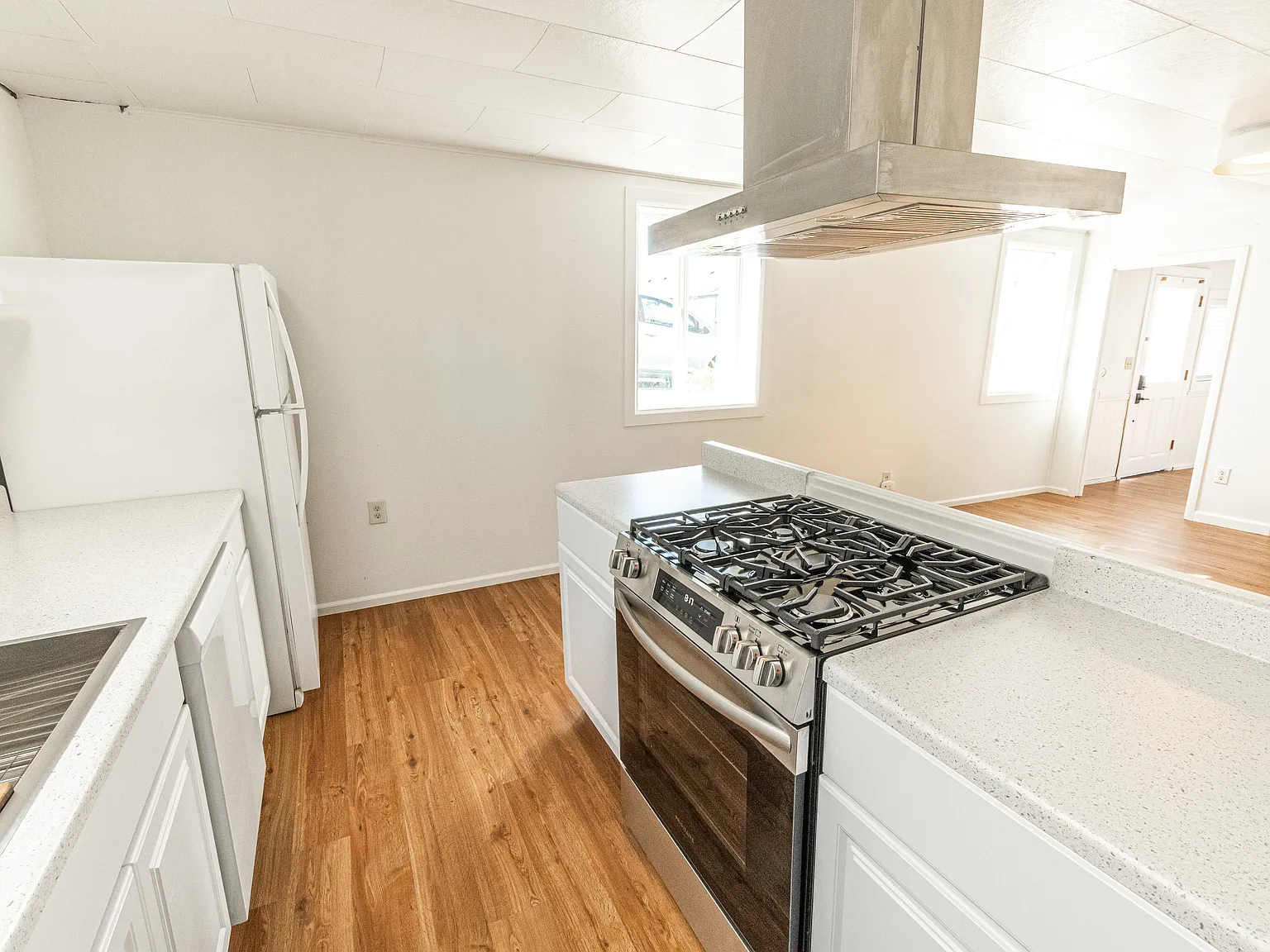 Very nice updated 2 bedroom Unit! — Photo 3