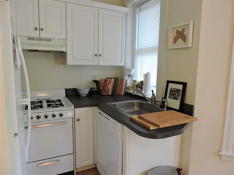 331 Harvard St #8 — Photo 5