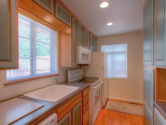 Efficient working kitchen with good cabinets storage