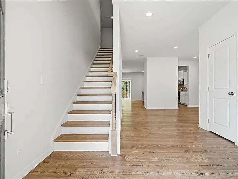 5 bed, 3.0 bath, 2884 sqft, $2,800 — Photo 2