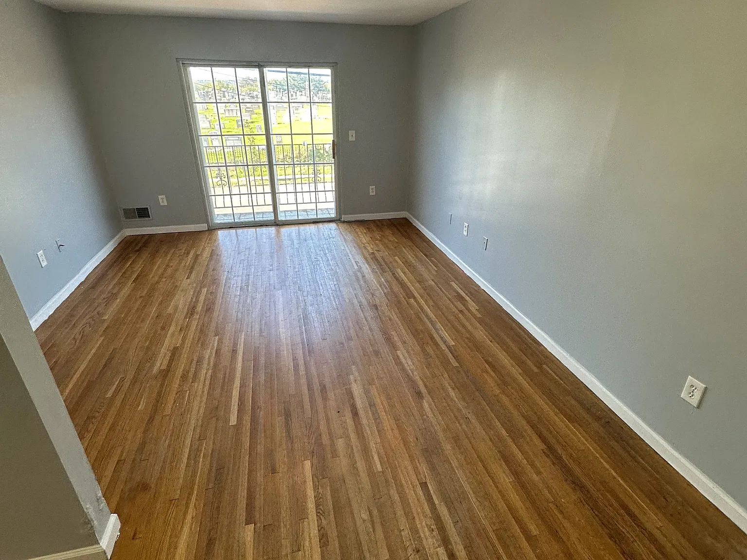 5 bed, 2.5 bath, $3,700 — Photo 2