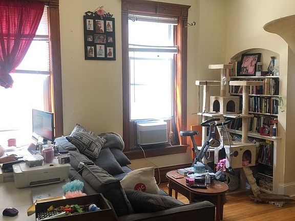 3rd image of 1220 N Washtenaw Ave APT 1R