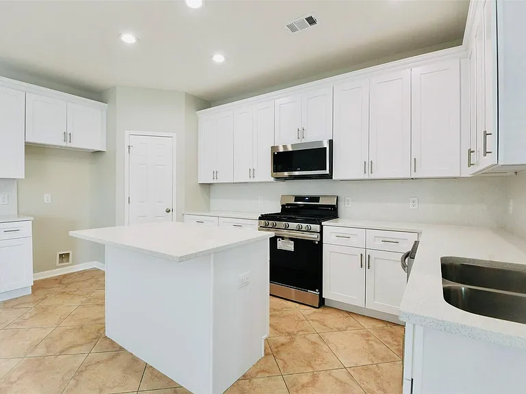 815 Robins Way — Photo 12