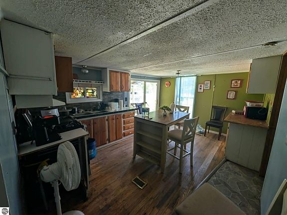 5th image of 5327 Lang Rd