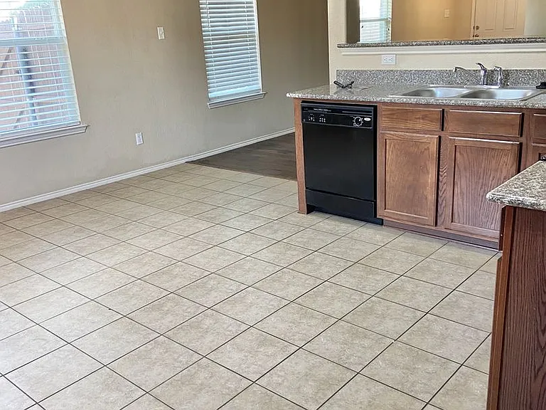 1921 Nightingale Dr — Photo 5