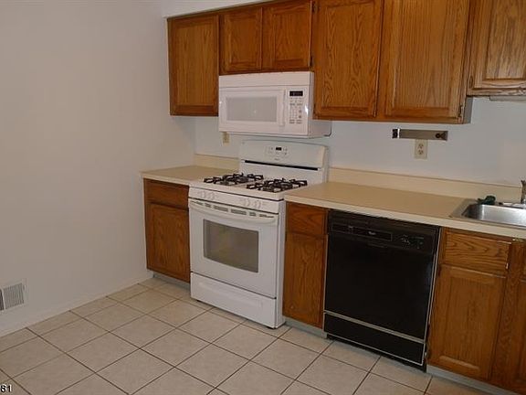 5th image of 15 Carriage Ln #15