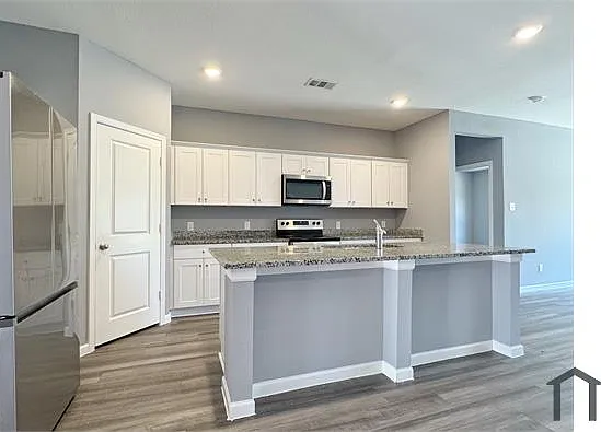 5 bed, 2605 sqft, $3,500 — Photo 2