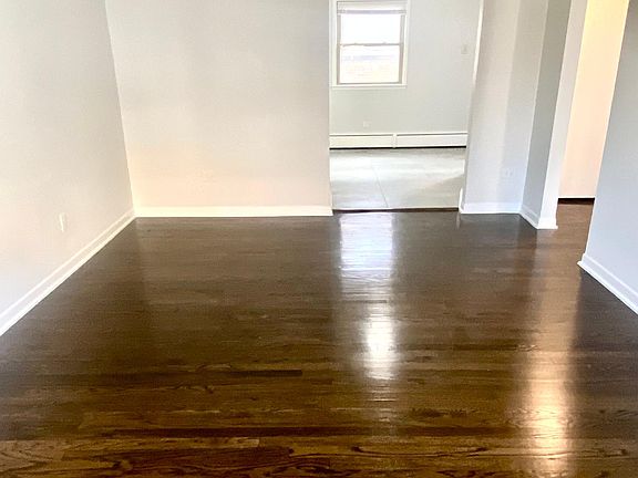 3rd image of 1718 W Greenleaf Ave APT 1S