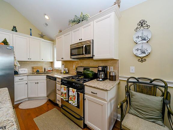 4th image of 3423 Asbury Ave