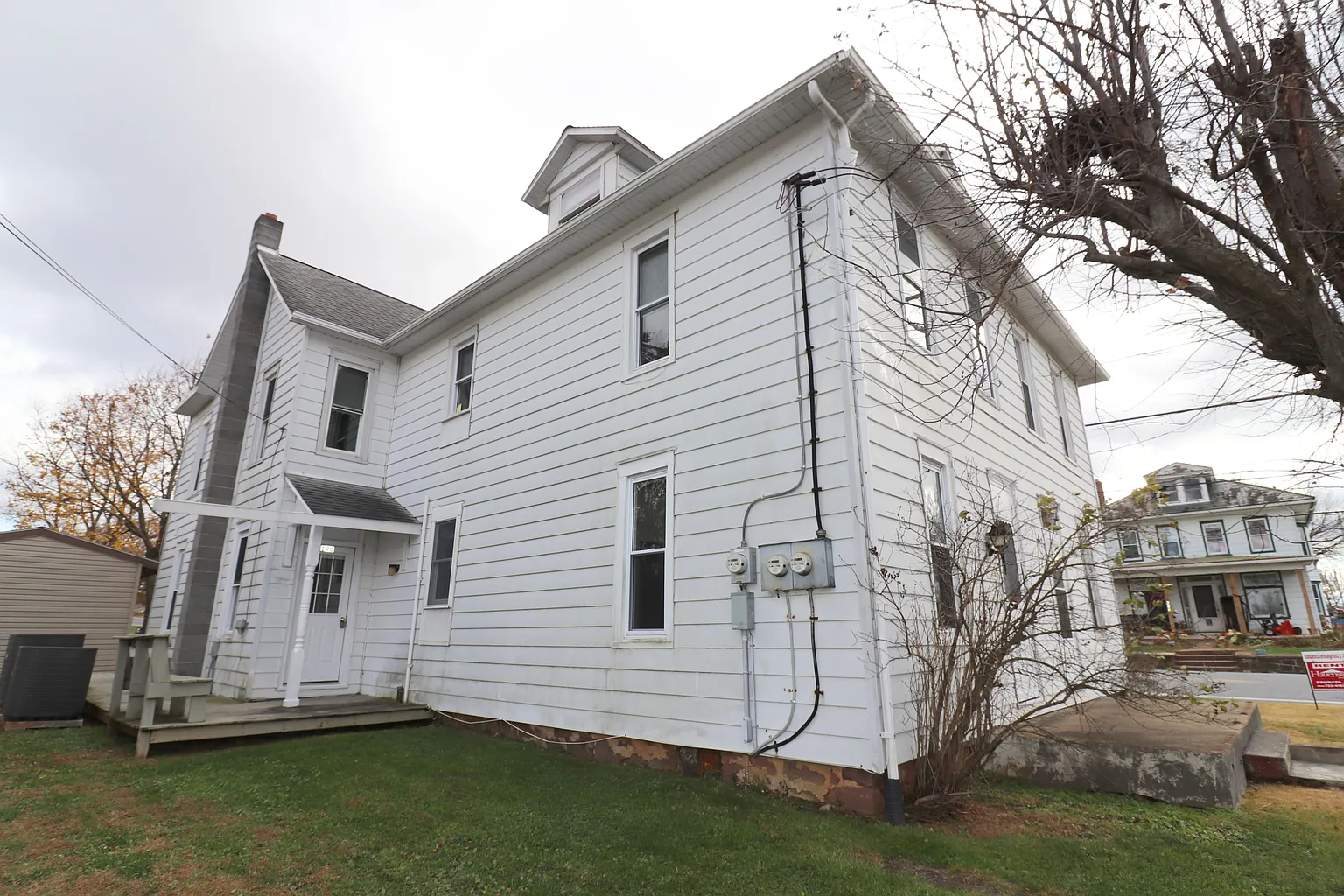 190 Mechanic St photo 1