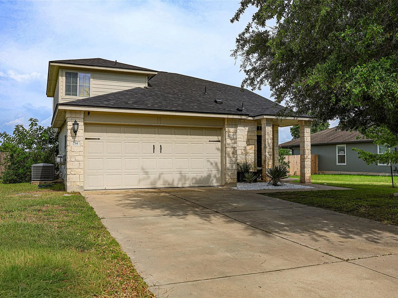 3 bed, 2.5 bath, 1713 sqft, $2,100 — Photo 1