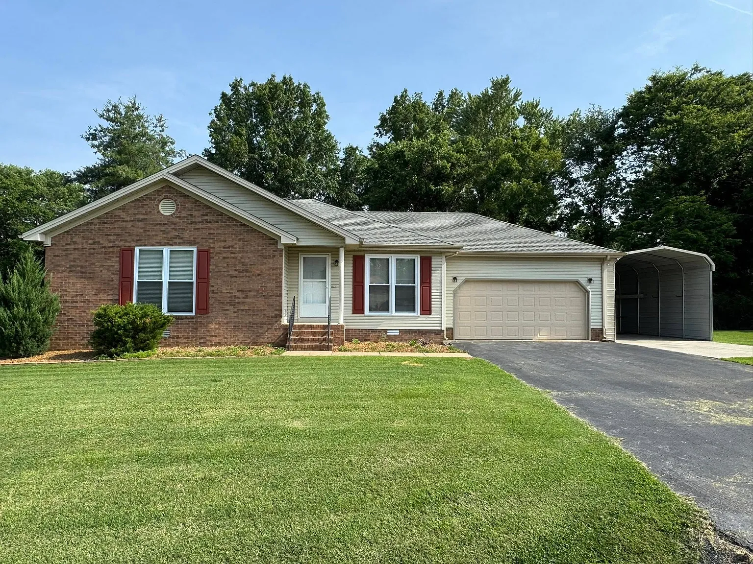 3 bed, 1280 sqft, $1,600 — Photo 2
