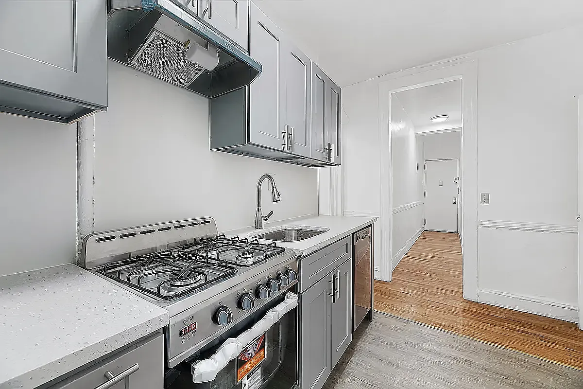 218 Thompson Street — Photo 4