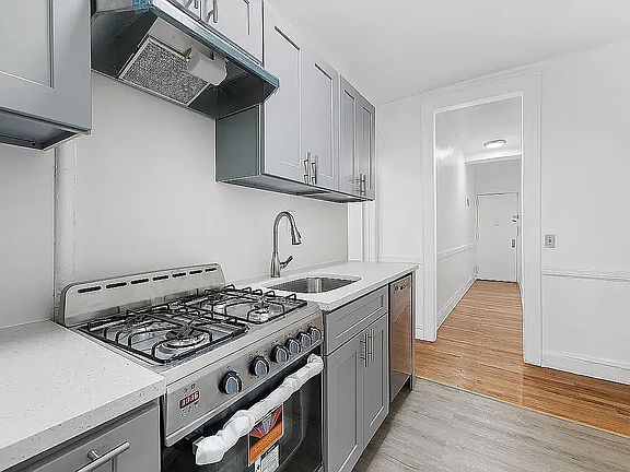 4th image of 218 Thompson St #7